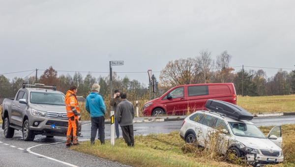 Vihmase ilmaga toimunud liiklusõnnetus paiskas Škoda kraavi